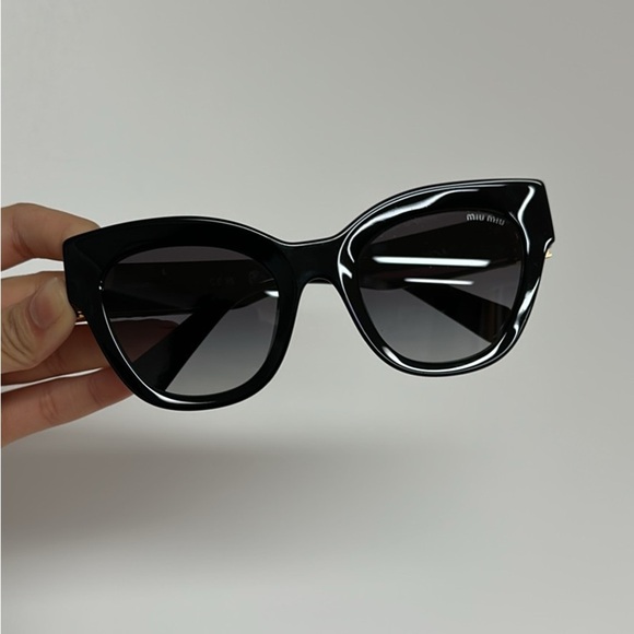 Miu Miu Sunglasses from Sunglass Hut (Portugal, September 2024) + receipt - Picture 5 of 7